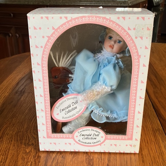 NWOT EMERALD DOLL COLLECTION APROX 8 INCH BLOND DOLL ON ROCKING HORSE - Picture 4 of 8